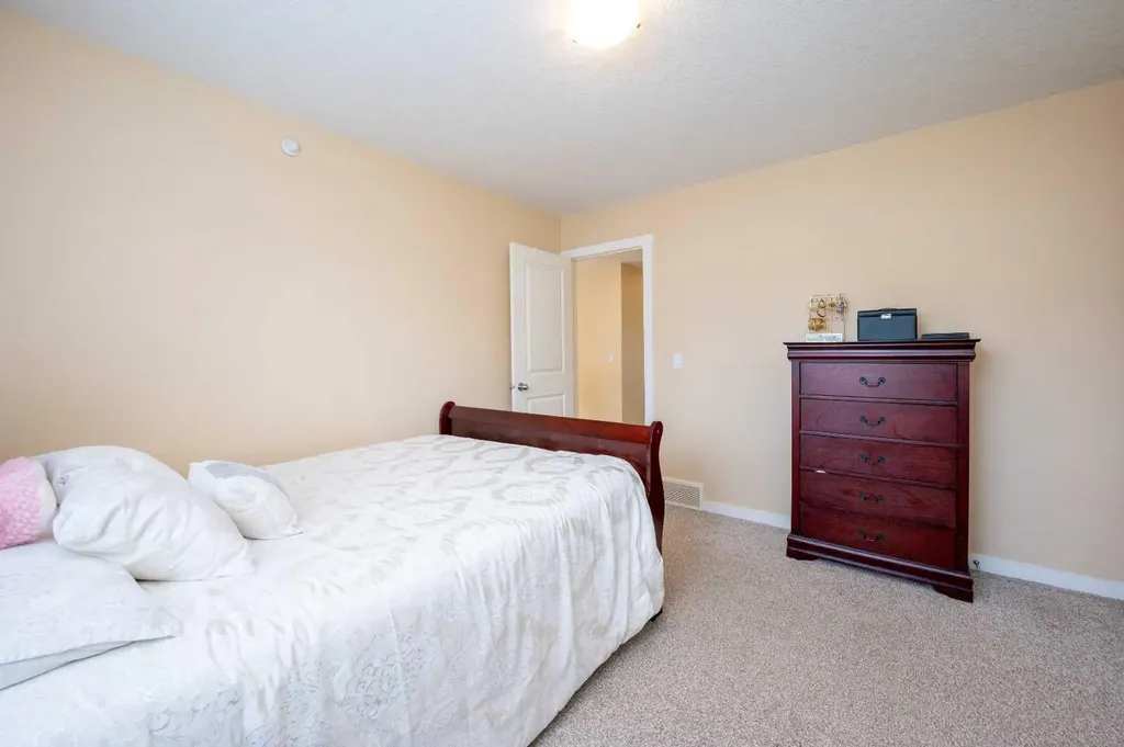 60 Covecreek Mews NE Calgary AB T3J 4V9