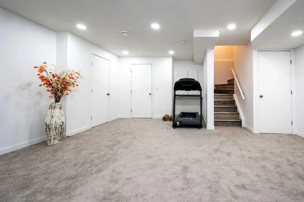 60 Covecreek Mews NE Calgary AB T3J 4V9