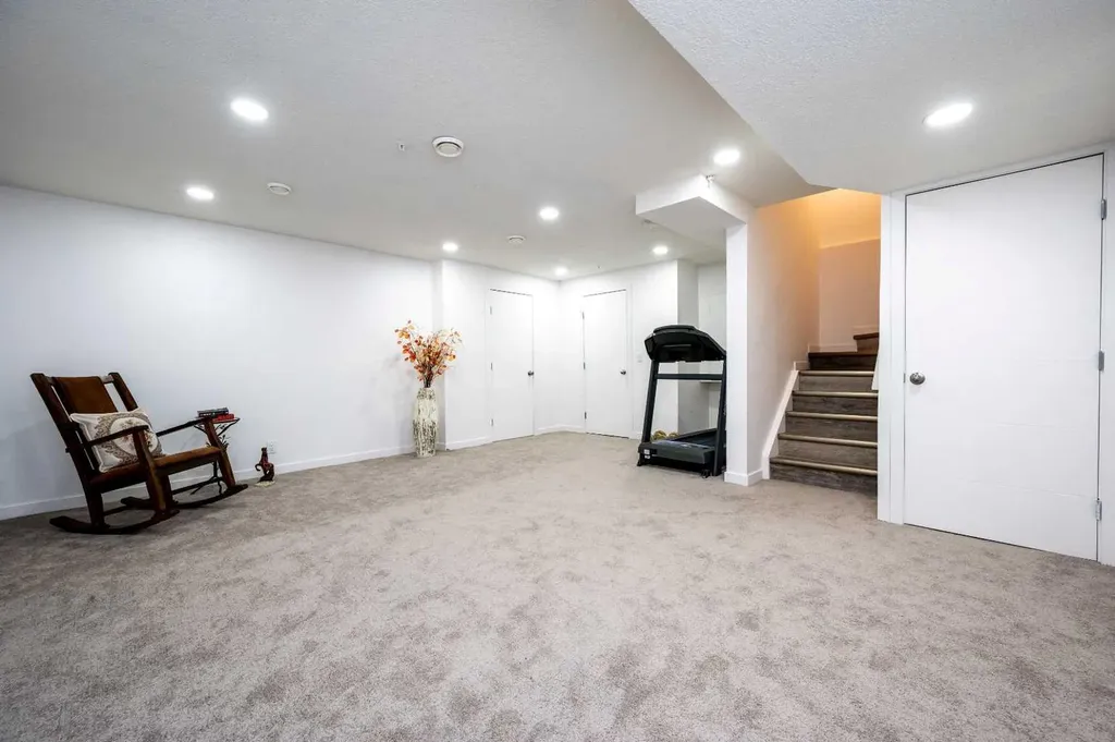 60 Covecreek Mews NE Calgary AB T3J 4V9