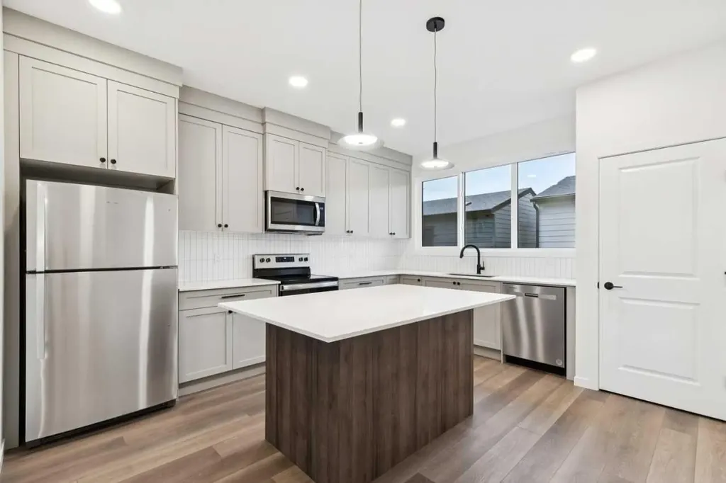 28 Bluerock Terrace SW Calgary AB T2Y0V8