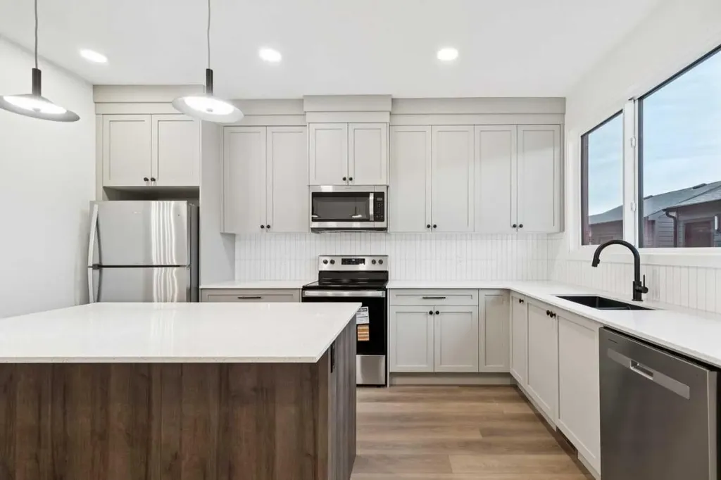 28 Bluerock Terrace SW Calgary AB T2Y0V8