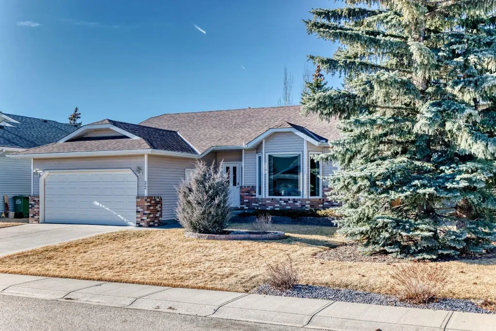 32 West Mackay Crescent Cochrane AB T4C 1J9
