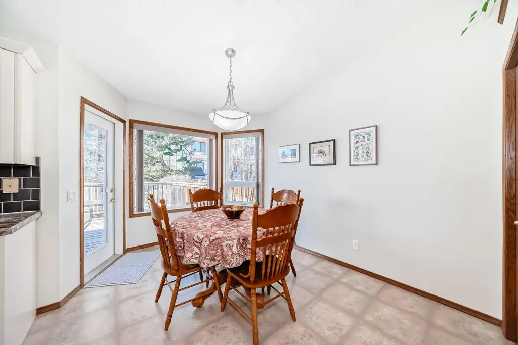 32 West Mackay Crescent Cochrane AB T4C 1J9