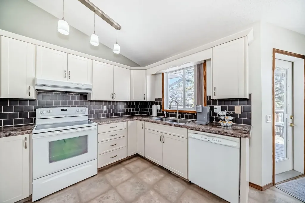 32 West Mackay Crescent Cochrane AB T4C 1J9