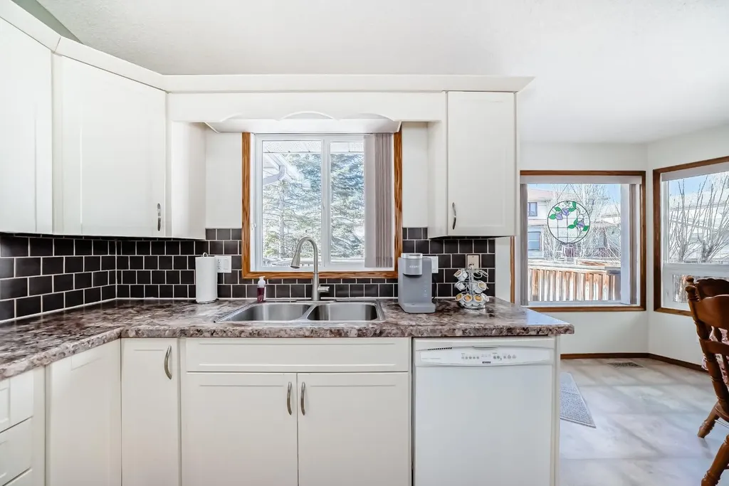 32 West Mackay Crescent Cochrane AB T4C 1J9