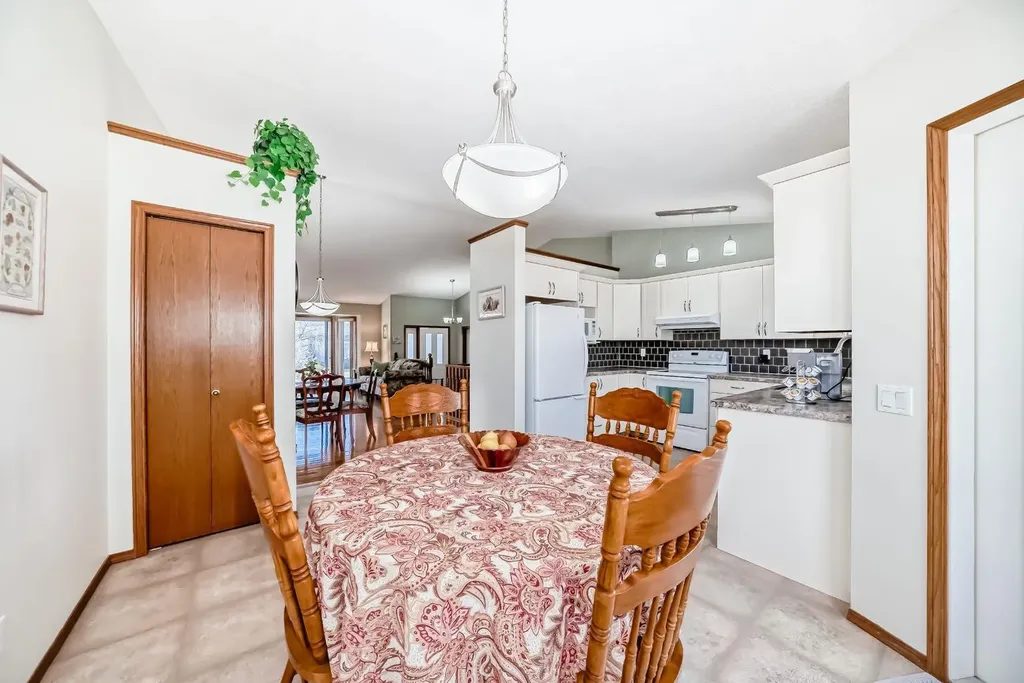32 West Mackay Crescent Cochrane AB T4C 1J9