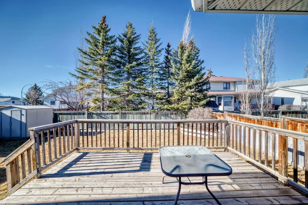32 West Mackay Crescent Cochrane AB T4C 1J9
