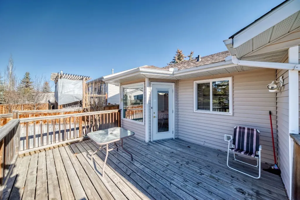 32 West Mackay Crescent Cochrane AB T4C 1J9