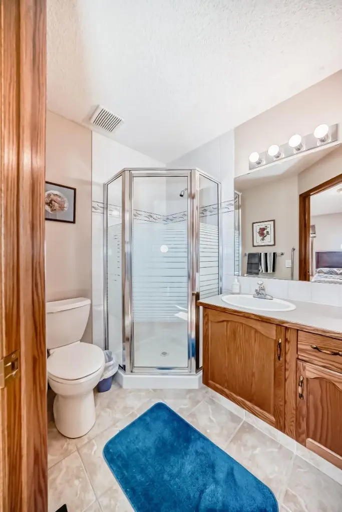 32 West Mackay Crescent Cochrane AB T4C 1J9