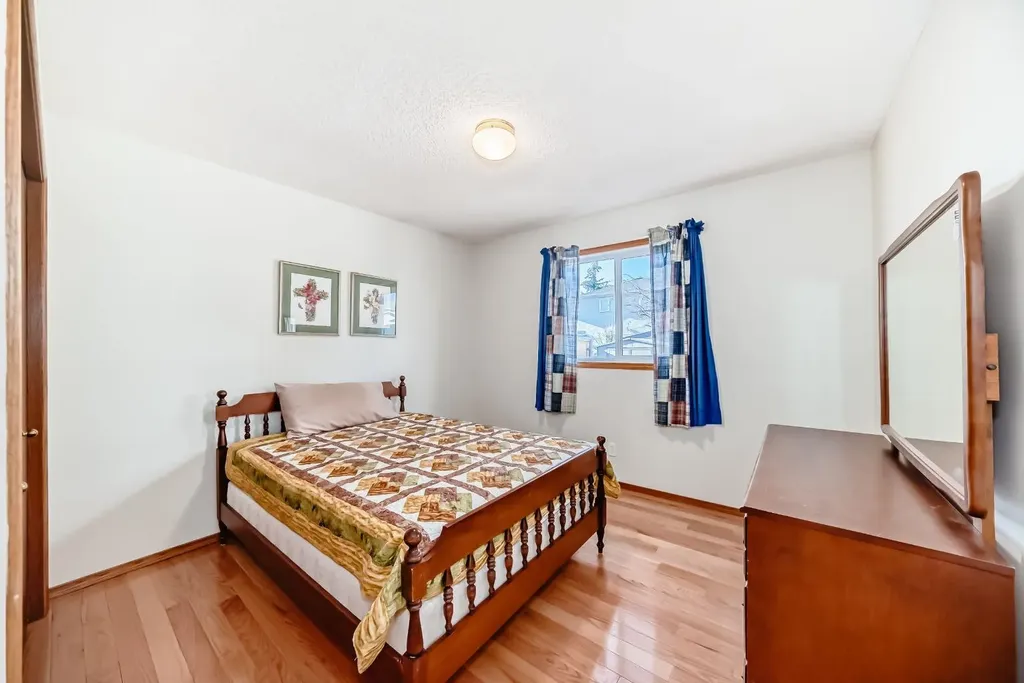 32 West Mackay Crescent Cochrane AB T4C 1J9