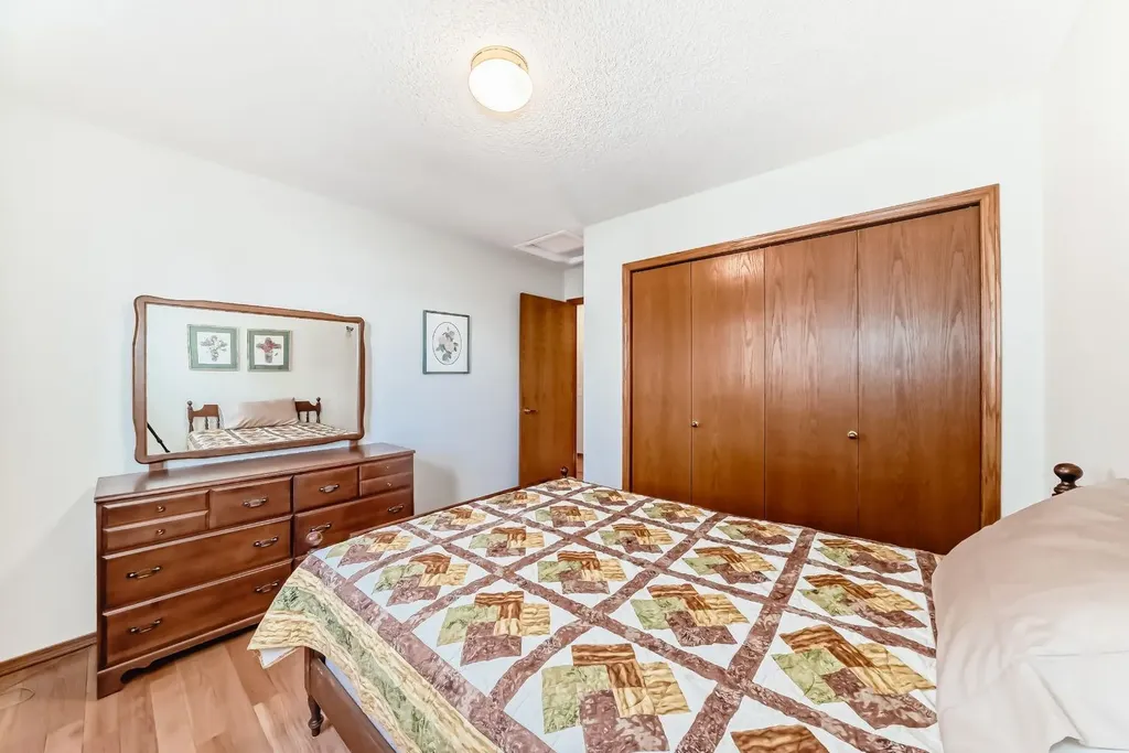 32 West Mackay Crescent Cochrane AB T4C 1J9