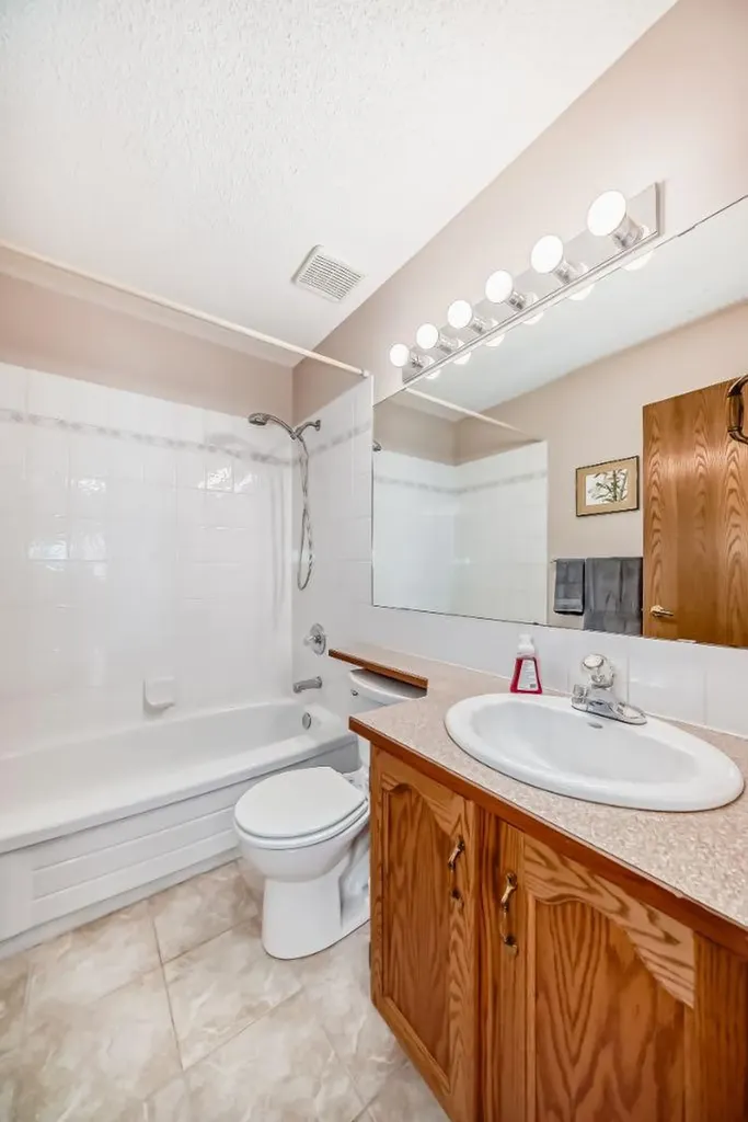 32 West Mackay Crescent Cochrane AB T4C 1J9
