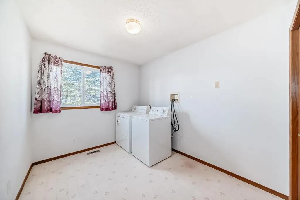 32 West Mackay Crescent Cochrane AB T4C 1J9