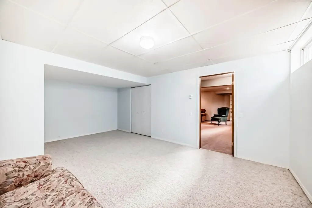 32 West Mackay Crescent Cochrane AB T4C 1J9