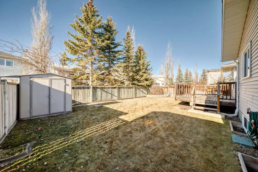 32 West Mackay Crescent Cochrane AB T4C 1J9