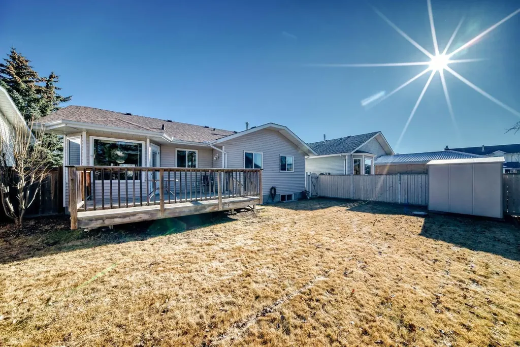 32 West Mackay Crescent Cochrane AB T4C 1J9