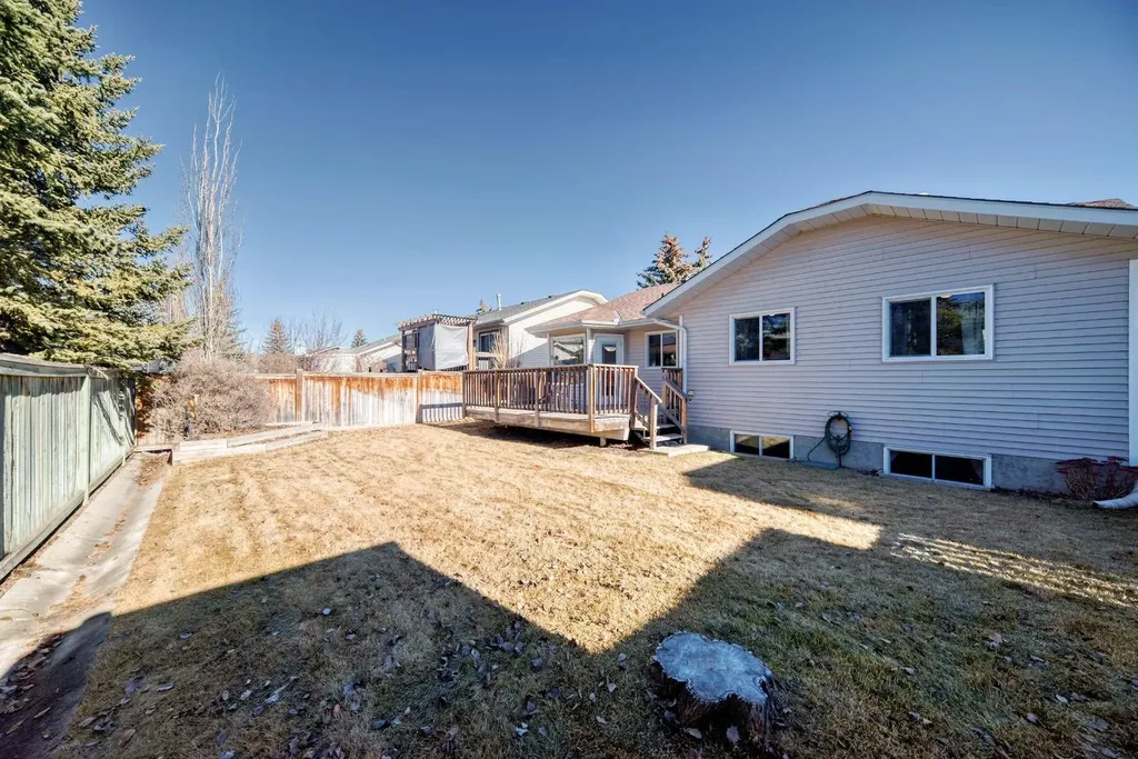 32 West Mackay Crescent Cochrane AB T4C 1J9