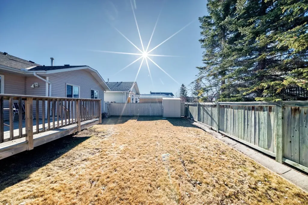 32 West Mackay Crescent Cochrane AB T4C 1J9