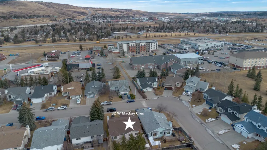 32 West Mackay Crescent Cochrane AB T4C 1J9