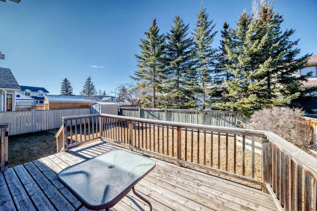 32 West Mackay Crescent Cochrane AB T4C 1J9