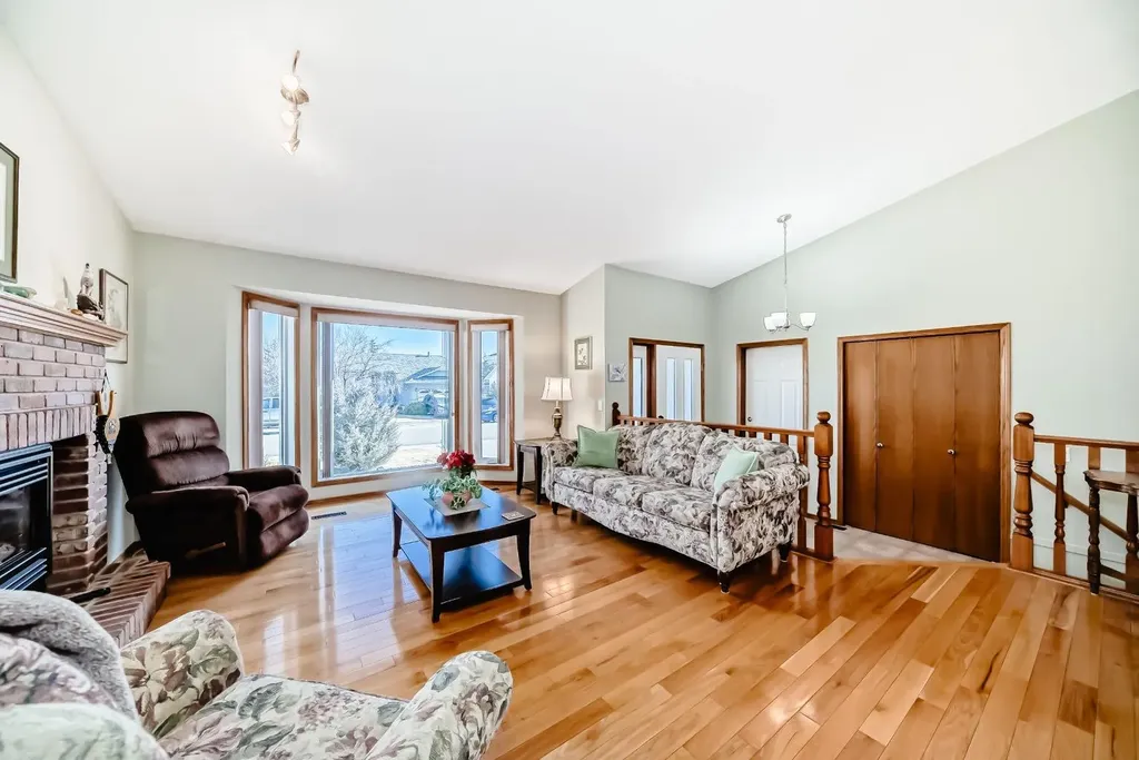 32 West Mackay Crescent Cochrane AB T4C 1J9