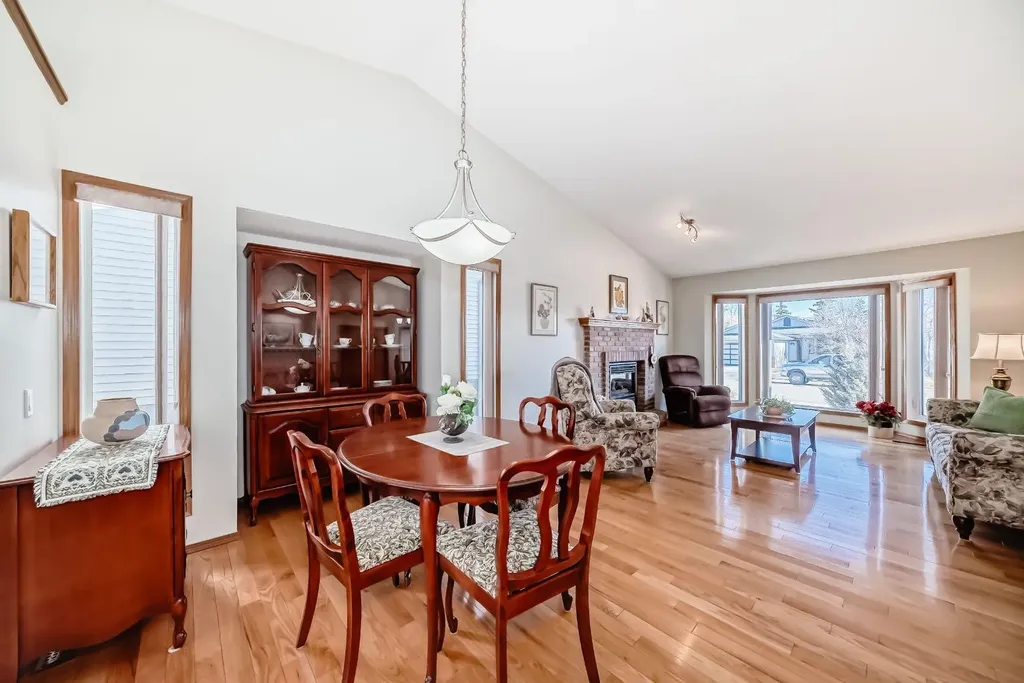 32 West Mackay Crescent Cochrane AB T4C 1J9