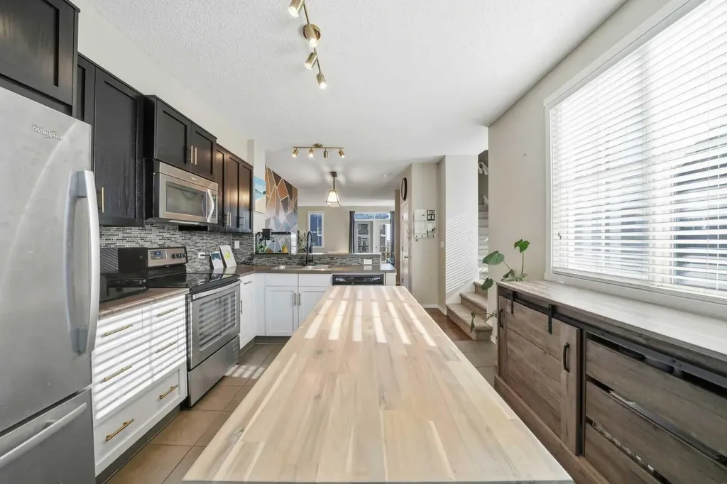 176 Evansview Gardens NW Calgary AB T3P 0L2