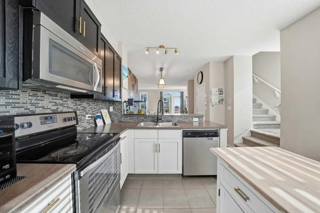 176 Evansview Gardens NW Calgary AB T3P 0L2