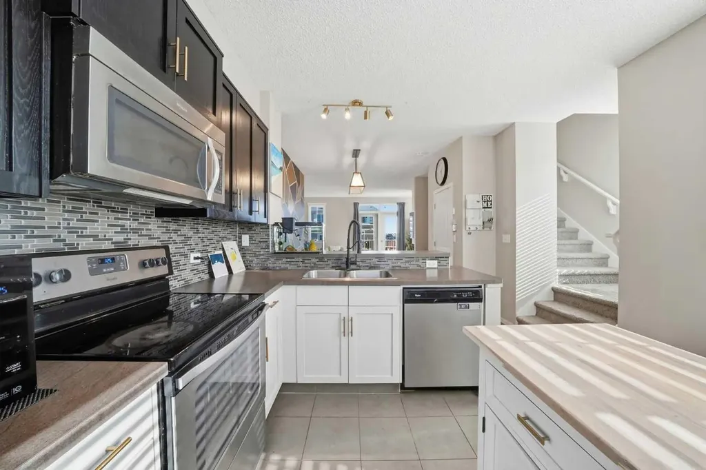 176 Evansview Gardens NW Calgary AB T3P 0L2