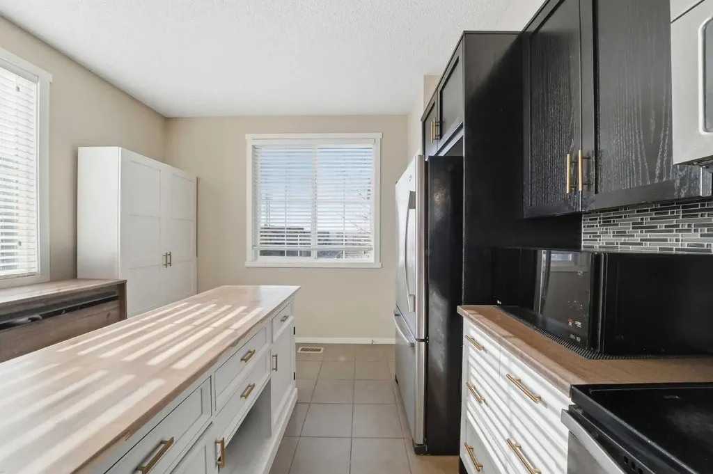 176 Evansview Gardens NW Calgary AB T3P 0L2