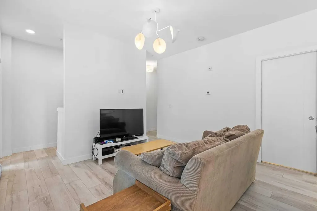 3125 39 Street NW Calgary AB T3B 6H5