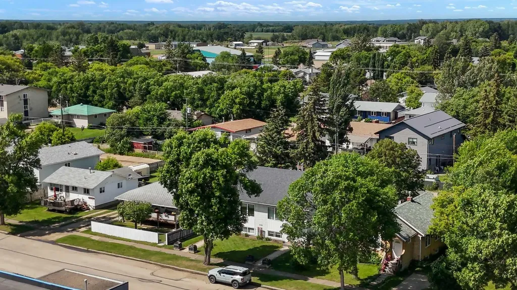 4908 54 Avenue High Prairie AB T0G 1E0