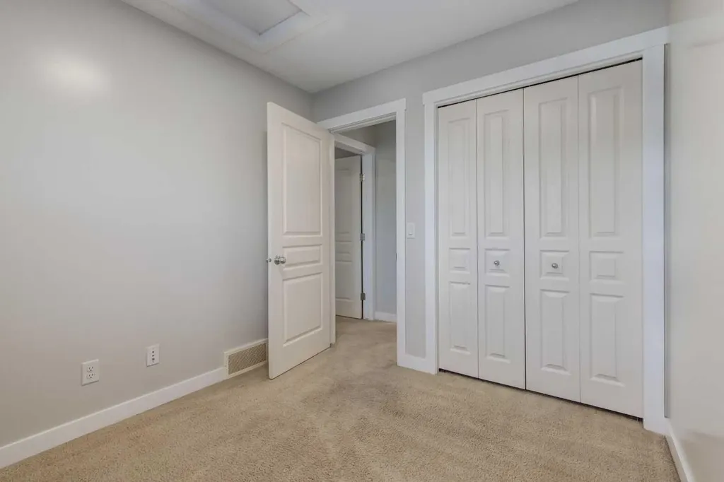 1022 Mckenzie Towne Villas SE Calgary AB T2Z 1E4