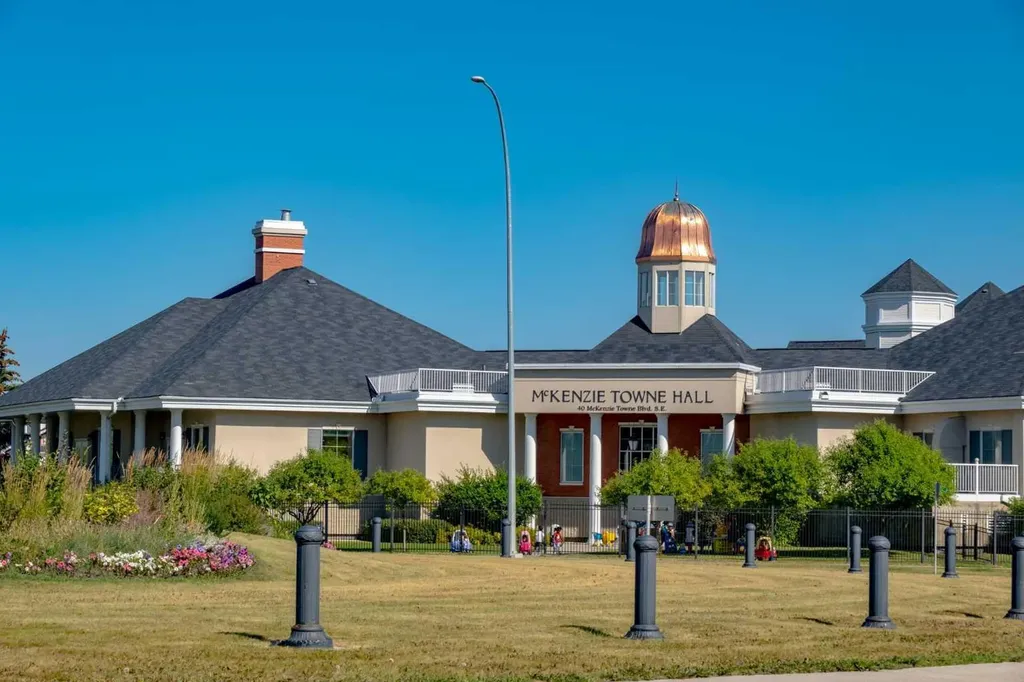 1022 Mckenzie Towne Villas SE Calgary AB T2Z 1E4