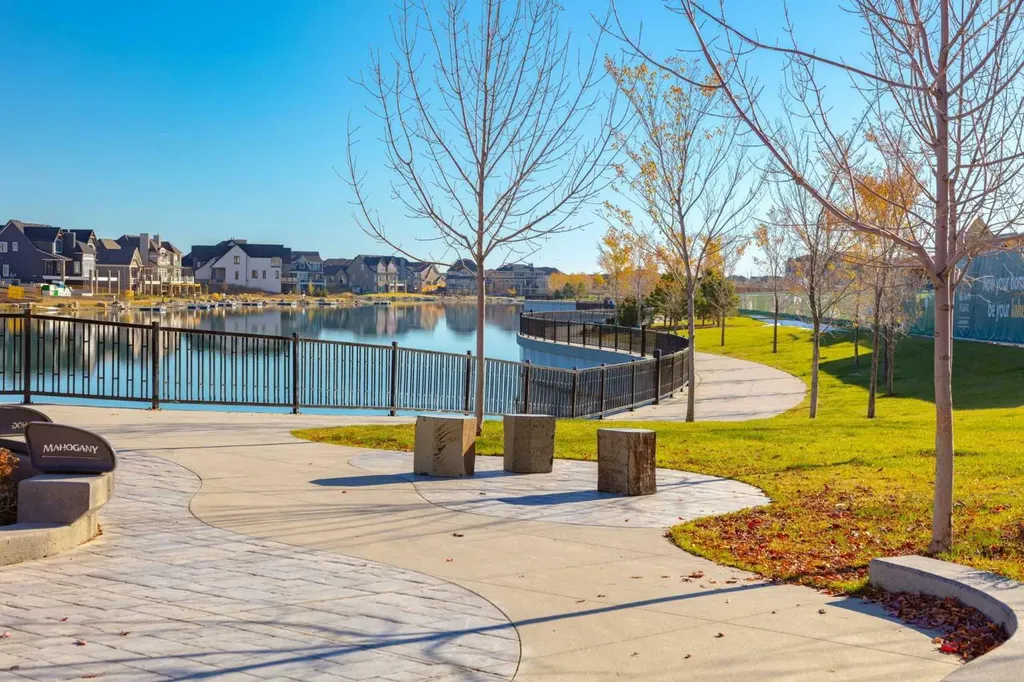 30 Mahogany Mews SE Calgary AB T3M 3H4