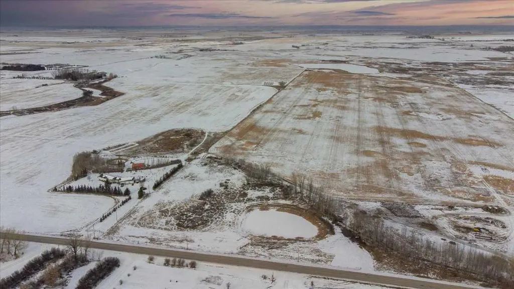 253032 Township Road 244 Rural Wheatland County AB T1P 1H5