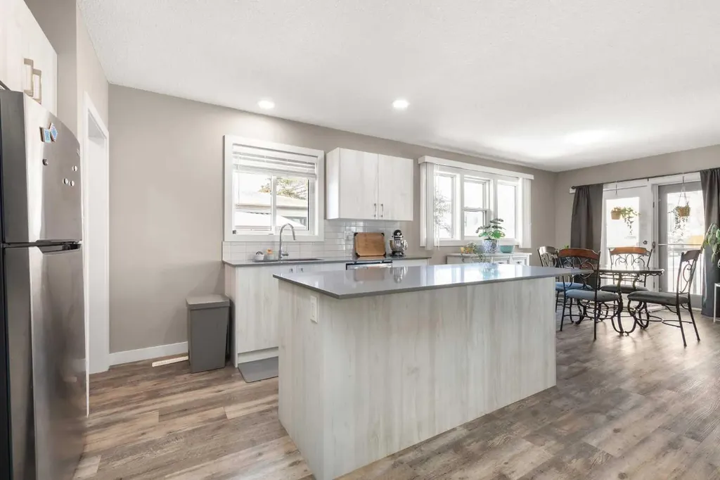 139 5 Street SE Medicine Hat AB T1A0M5