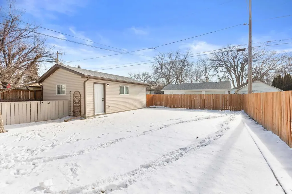 139 5 Street SE Medicine Hat AB T1A0M5