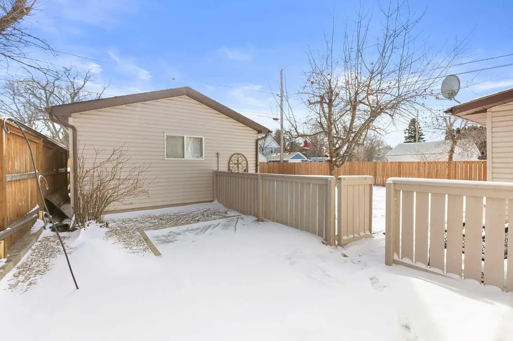 139 5 Street SE Medicine Hat AB T1A0M5