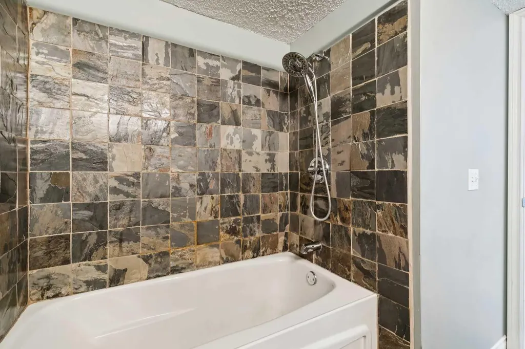 1540 29 Street NW Calgary AB T2N4M1