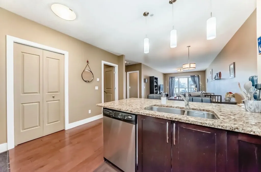 1899 45 Street NW Calgary AB T3B4S3