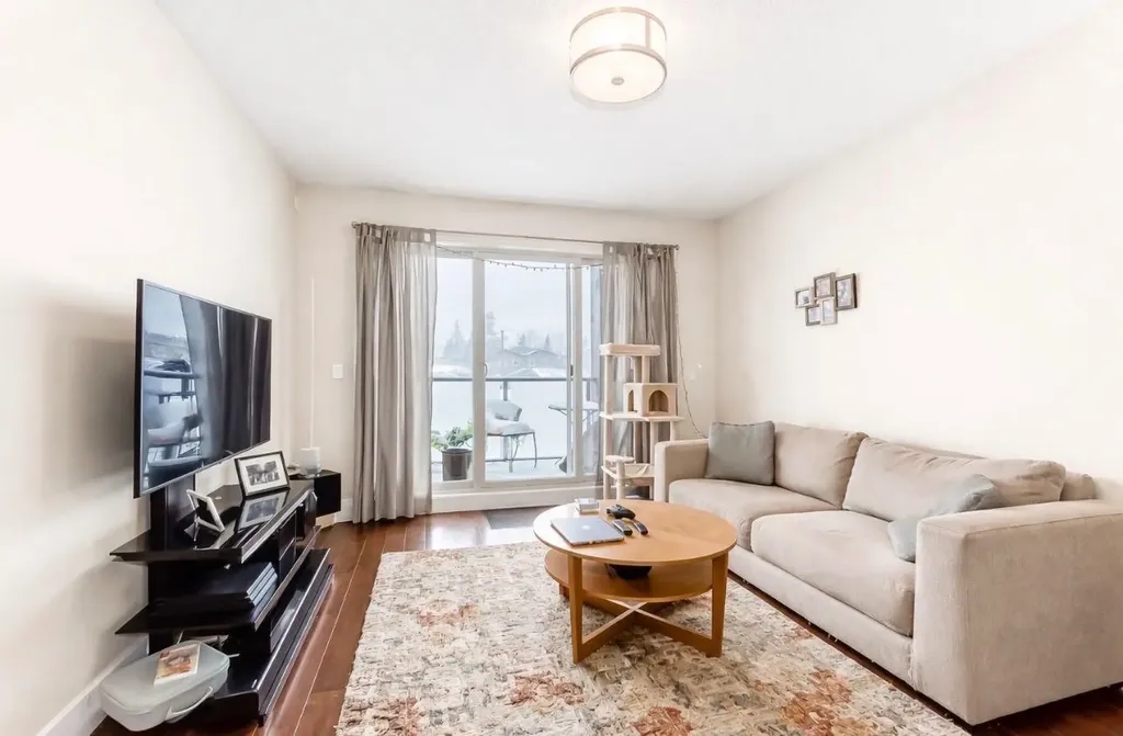 1899 45 Street NW Calgary AB T3B4S3