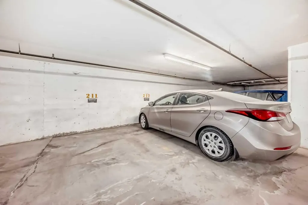 1899 45 Street NW Calgary AB T3B4S3