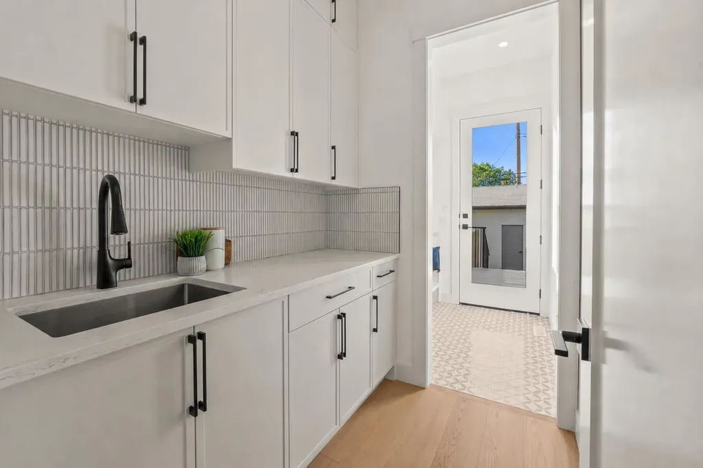 2421 25 Avenue NW Calgary AB T2M 2C6