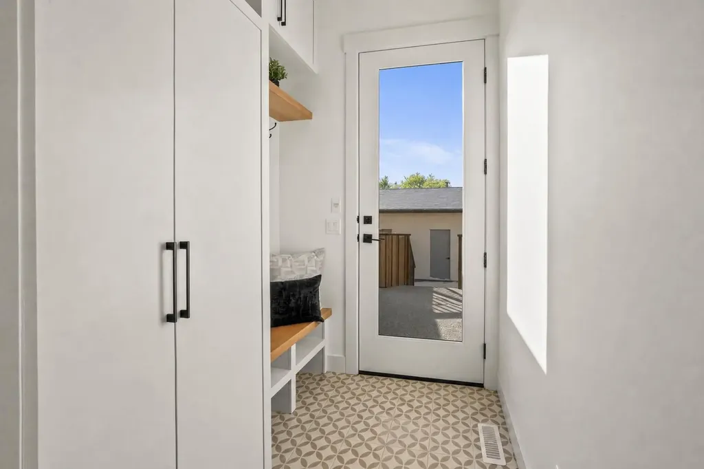 2421 25 Avenue NW Calgary AB T2M 2C6