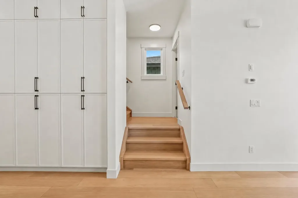 2421 25 Avenue NW Calgary AB T2M 2C6
