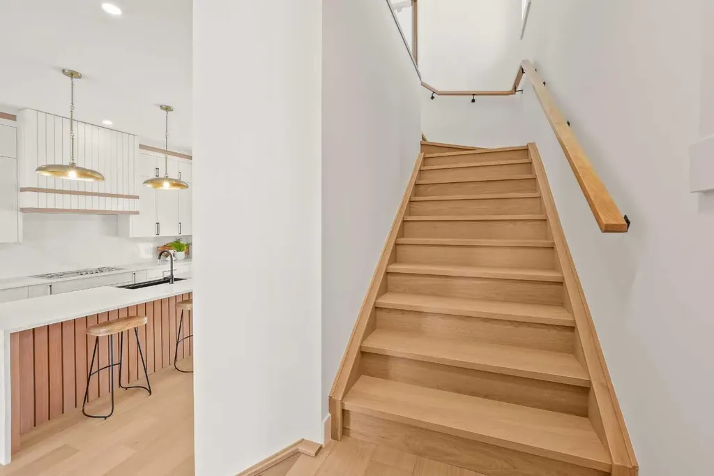 2421 25 Avenue NW Calgary AB T2M 2C6