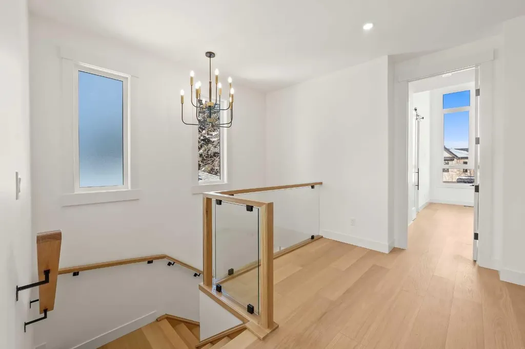 2421 25 Avenue NW Calgary AB T2M 2C6