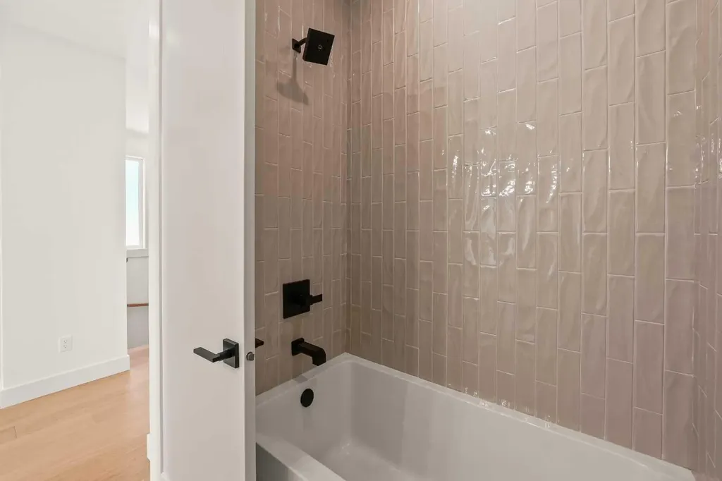 2421 25 Avenue NW Calgary AB T2M 2C6