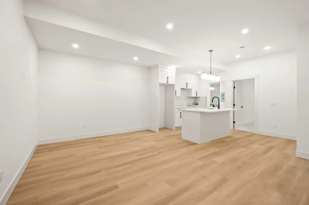 2421 25 Avenue NW Calgary AB T2M 2C6